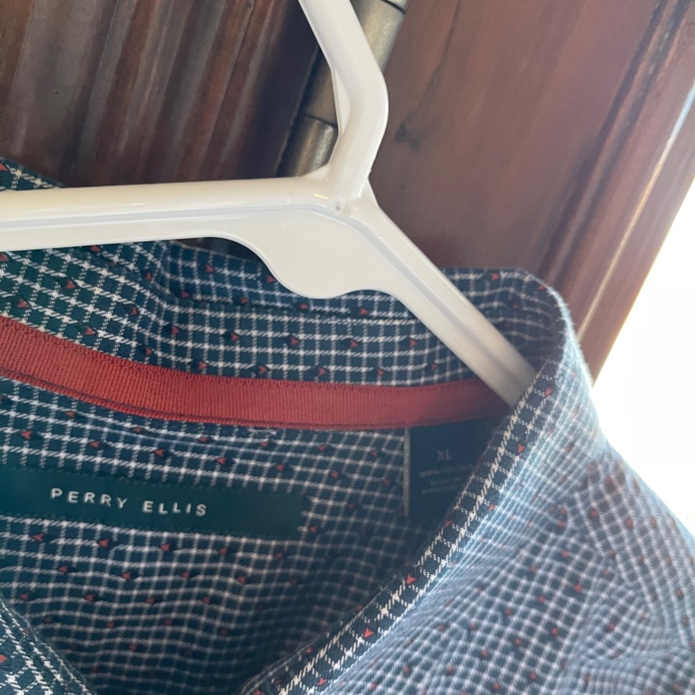 Perry Ellis hidden button - Picture 3 of 4